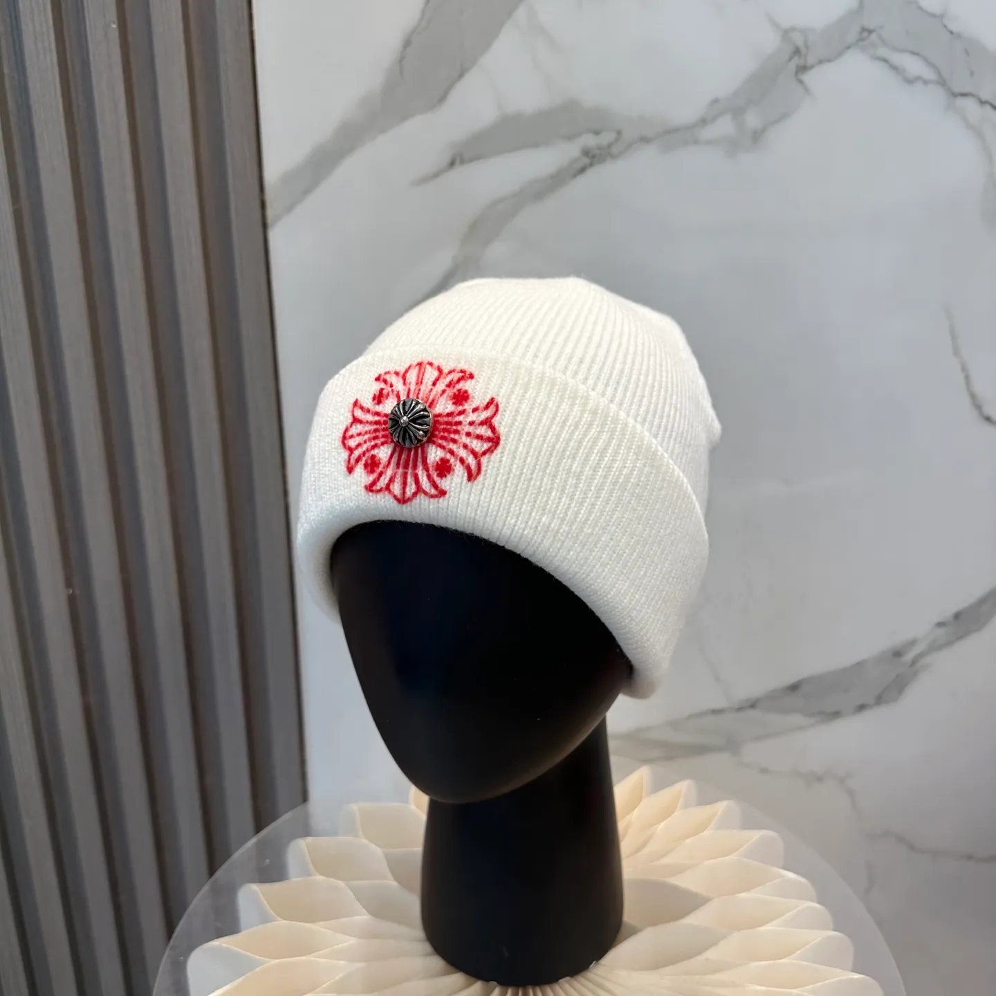 P66 🤍Chrome hearts new autumn and winter embroidered cross knitted hat🧶 One of the must-have hats in autumn and winter~ It really looks good on whoever wears it~, it is also a perfect match in black and white and gray in autumn~